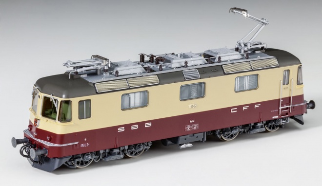 Electric locomotive Re 4/4 II in TEE livery<br /><a href='images/pictures/Roco/72400.jpg' target='_blank'>Full size image</a>